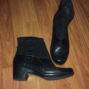 EUC Clarks size 6 Malia Kona Black ankle boots